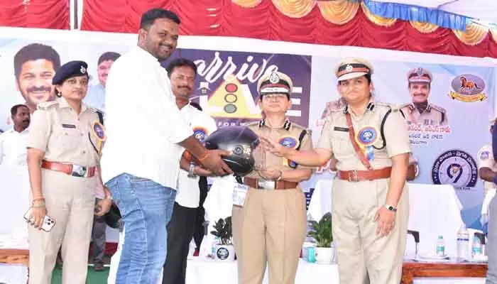 మీ కోసం మీ కుటుంబం ఎదురుచూస్తుంది : డీజీపీ స్వాతి లక్రా మీ కోసం మీ కుటుంబం ఎదురుచూస్తుంది : డీజీపీ స్వాతి లక్రా