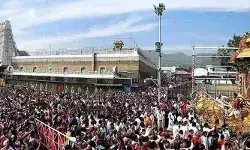 తిరుమలలో కొనసాగుతున్న భక్తుల రద్దీ.. సర్వదర్శనానికి 18 గంటల సమయం తిరుమలలో కొనసాగుతున్న భక్తుల రద్దీ.. సర్వదర్శనానికి 18 గంటల సమయం
