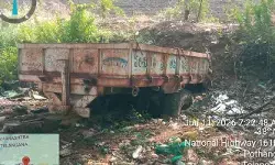 మురికి కాలువ గుంతలోనే పారిశుద్ధ్య ట్రాక్టర్ ట్రాలీ మురికి కాలువ గుంతలోనే పారిశుద్ధ్య ట్రాక్టర్ ట్రాలీ