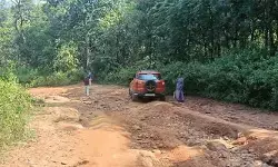 రూట్ మ్యాప్ తప్పుదోవ.. మట్టి గుంతల రోడ్డు వైపు మళ్లుతున్న వాహనాలు! రూట్ మ్యాప్ తప్పుదోవ.. మట్టి గుంతల రోడ్డు వైపు మళ్లుతున్న వాహనాలు!