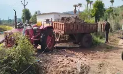 విద్యుత్ స్తంభాన్ని ఢీ కొట్టిన ట్రాక్టర్.. ఒక్కసారిగా చెలరేగిన మంటలు విద్యుత్ స్తంభాన్ని ఢీ కొట్టిన ట్రాక్టర్.. ఒక్కసారిగా చెలరేగిన మంటలు