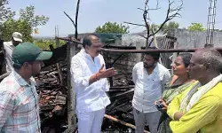 షార్ట్ సర్క్యూట్తో రెండు ఇళ్లు దగ్ధం.. బాధిత కుటుంబాలను పరామర్శించిన ఎమ్మెల్యే షార్ట్ సర్క్యూట్తో రెండు ఇళ్లు దగ్ధం.. బాధిత కుటుంబాలను పరామర్శించిన ఎమ్మెల్యే