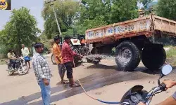 దిశ కథనానికి స్పందన.. గుంతలోని ట్రాక్టర్ బయటికీ..! దిశ కథనానికి స్పందన.. గుంతలోని ట్రాక్టర్ బయటికీ..!
