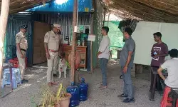 రాజరాంపల్లిలో పోలీసులు డాగ్ స్క్వాడ్తో విసృతంగా తనిఖీలు రాజరాంపల్లిలో పోలీసులు డాగ్ స్క్వాడ్తో విసృతంగా తనిఖీలు