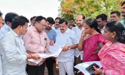 బైక్‌లో నుంచి రూ. 50 వేల నగదు చోరీ..