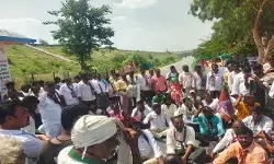 అనుమతులు లేకుండా రోడ్డుపై బైఠాయింపు అనుమతులు లేకుండా రోడ్డుపై బైఠాయింపు