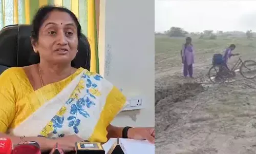 పాఠశాల మార్గం బురదమయం.. మంత్రి సవిత కీలక ప్రకటన పాఠశాల మార్గం బురదమయం.. మంత్రి సవిత కీలక ప్రకటన