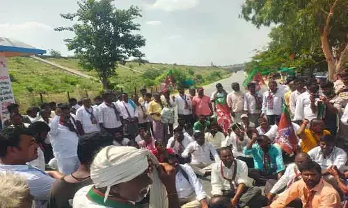 అనుమతులు లేకుండా రోడ్డుపై బైఠాయింపు