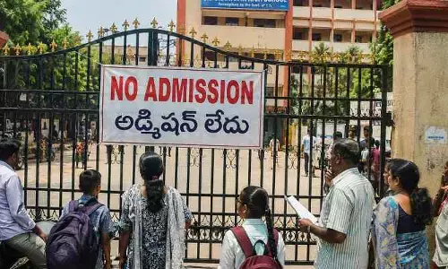 స్కూల్‌ గేటుకు ‘నో అడ్మిషన్‌’ బోర్డు