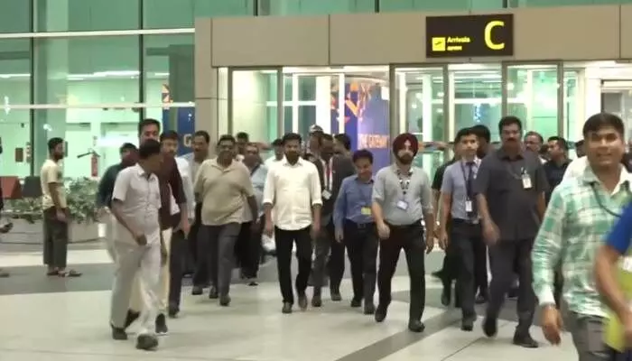 నీతి ఆయోగ్ సమావేశానికి ఢిల్లీ చేరిన సీఎం రేవంత్ నీతి ఆయోగ్ సమావేశానికి ఢిల్లీ చేరిన సీఎం రేవంత్