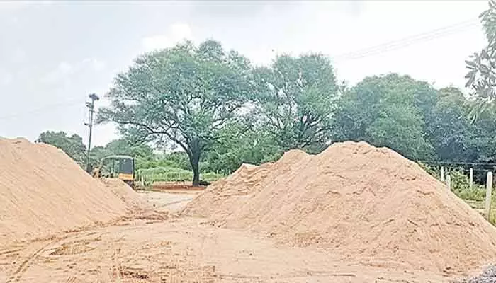 నాలుగు శాఖల సమన్వయ లోపం.. పేదవాడికి శాపం నాలుగు శాఖల సమన్వయ లోపం.. పేదవాడికి శాపం