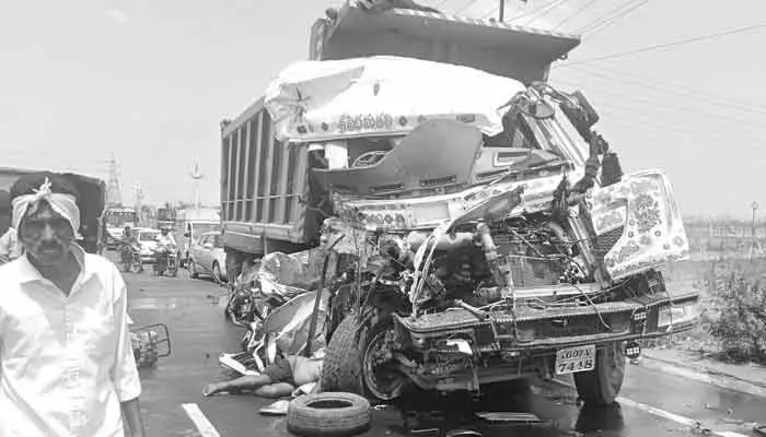 పసరగొండ క్రాస్ వద్ద ఘోర రోడ్డు ప్రమాదం : ఒకరు మృతి పసరగొండ క్రాస్ వద్ద ఘోర రోడ్డు ప్రమాదం : ఒకరు మృతి