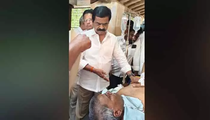 రోడ్డు ప్రమాదంలో తీవ్రంగా గాయపడ్డ కాంగ్రెస్ వృద్ధ నాయకుడు రోడ్డు ప్రమాదంలో తీవ్రంగా గాయపడ్డ కాంగ్రెస్ వృద్ధ నాయకుడు