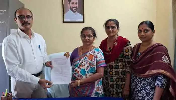 ‘దిశ’ ఎఫెక్ట్.. ఏన్కూర్ మండల ఇన్చార్జి ఎంఈవోగా వాసవి దేవి నియామకం ‘దిశ’ ఎఫెక్ట్.. ఏన్కూర్ మండల ఇన్చార్జి ఎంఈవోగా వాసవి దేవి నియామకం