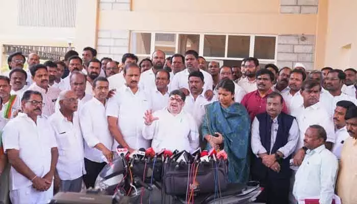 కరీంనగర్ను రాష్ట్రంలోనే ఆదర్శ జిల్లాగా తీర్చిదిద్దుతాం : మంత్రి పొన్నం ప్రభాకర్ కరీంనగర్ను రాష్ట్రంలోనే ఆదర్శ జిల్లాగా తీర్చిదిద్దుతాం : మంత్రి పొన్నం ప్రభాకర్