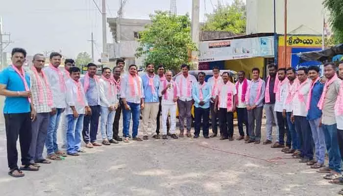 పుట్ట మధుపై విమర్శలు సహించం.. బీఆర్ఎస్ నాయకుల హెచ్చరిక పుట్ట మధుపై విమర్శలు సహించం.. బీఆర్ఎస్ నాయకుల హెచ్చరిక