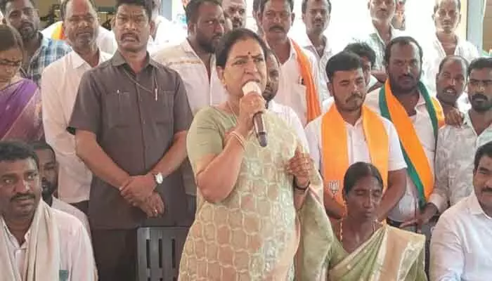 మహిళలకు ఉచిత ప్రయాణం.. మగవారికి చార్జీల మోత : ఎంపీ డీకే అరుణ మహిళలకు ఉచిత ప్రయాణం.. మగవారికి చార్జీల మోత : ఎంపీ డీకే అరుణ