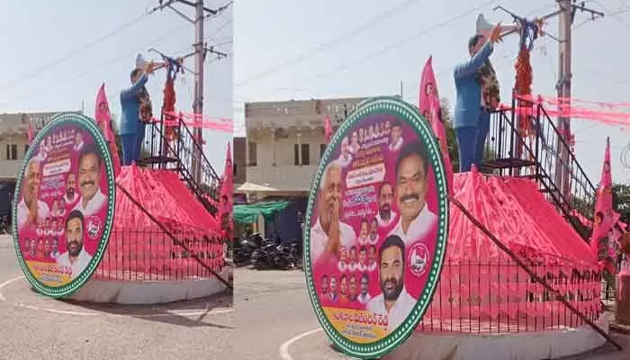 అంబేద్కర్ విగ్రహం చుట్టూ గులాబీ జెండాల కలకలం! అంబేద్కర్ విగ్రహం చుట్టూ గులాబీ జెండాల కలకలం!
