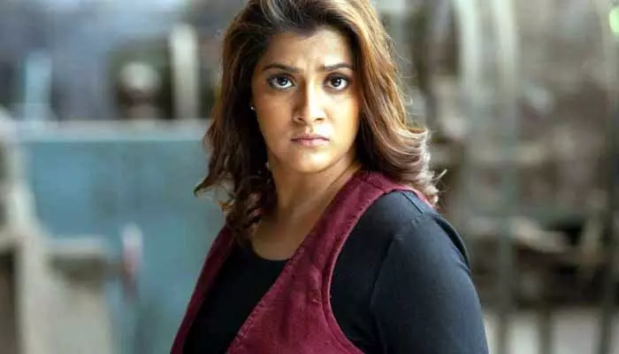 డబ్బులు తీసుకుని ప్రమోషన్స్కు రావడం లేదు.. ట్రోల్స్పై వరలక్ష్మి శరత్ కుమార్ షాకింగ్ రియాక్షన్ డబ్బులు తీసుకుని ప్రమోషన్స్కు రావడం లేదు.. ట్రోల్స్పై వరలక్ష్మి శరత్ కుమార్ షాకింగ్ రియాక్షన్