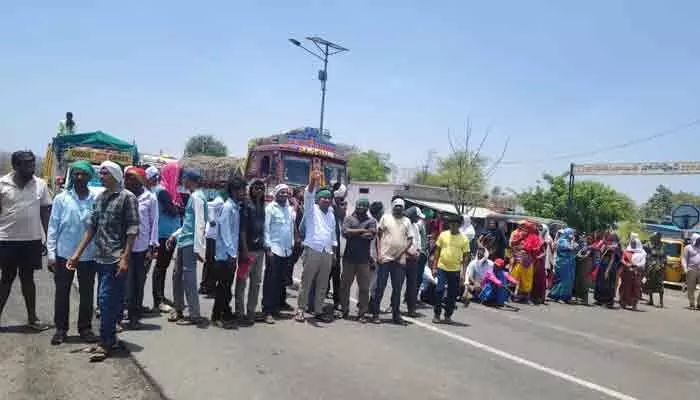 జాతీయ రహదారిపై రాస్తారోకో.. దెబ్బతిన్న రోడ్డు మరమ్మతులు చేపట్టాలని స్థానికుల డిమాండ్ జాతీయ రహదారిపై రాస్తారోకో.. దెబ్బతిన్న రోడ్డు మరమ్మతులు చేపట్టాలని స్థానికుల డిమాండ్