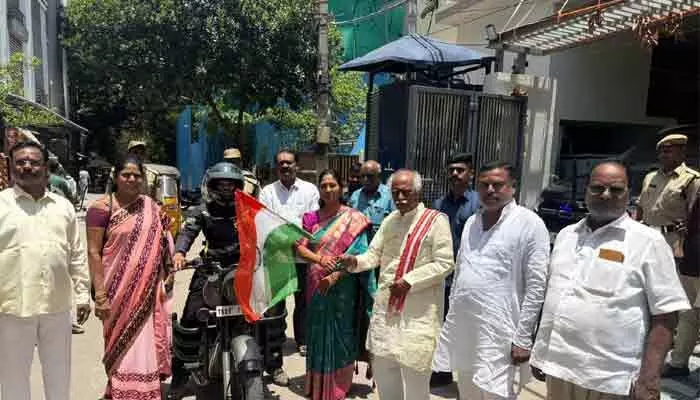 హైదరాబాద్ టు లడాఖ్ బైక్ యాత్ర.. యువతికి బండారు దత్తాత్రేయ అభినందనలు! హైదరాబాద్ టు లడాఖ్ బైక్ యాత్ర.. యువతికి బండారు దత్తాత్రేయ అభినందనలు!