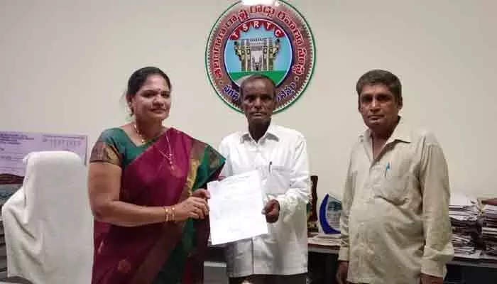 రంగారెడ్డి ఆర్టీసీ రీజినల్ మేనేజర్కు వినతిపత్రం అందజేసిన బీజేపీ సీనియర్ నాయకులు రంగారెడ్డి ఆర్టీసీ రీజినల్ మేనేజర్కు వినతిపత్రం అందజేసిన బీజేపీ సీనియర్ నాయకులు