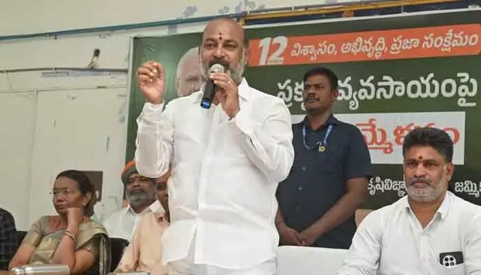 రైతన్నలారా.. ఇకనైనా మారండి: కేంద్రమంత్రి బండి సంజయ్ రైతన్నలారా.. ఇకనైనా మారండి: కేంద్రమంత్రి బండి సంజయ్