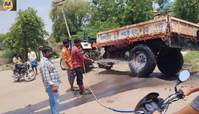 దిశ కథనానికి స్పందన.. గుంతలోని ట్రాక్టర్ బయటికీ..! దిశ కథనానికి స్పందన.. గుంతలోని ట్రాక్టర్ బయటికీ..!