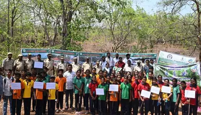 ప్రకృతిని కాపాడుకోవడం మనందరి బాధ్యత: అటవీ రేంజ్ అధికారి ప్రకృతిని కాపాడుకోవడం మనందరి బాధ్యత: అటవీ రేంజ్ అధికారి