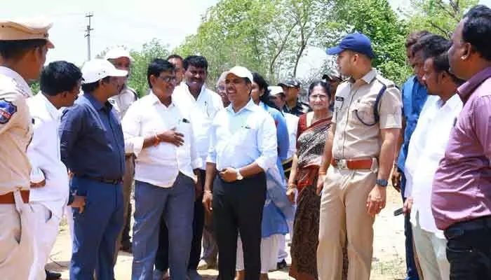 సీఎం పర్యటన ఏర్పాట్లపై స్థలాల పరిశీలన.. సీఎం పర్యటన ఏర్పాట్లపై స్థలాల పరిశీలన..