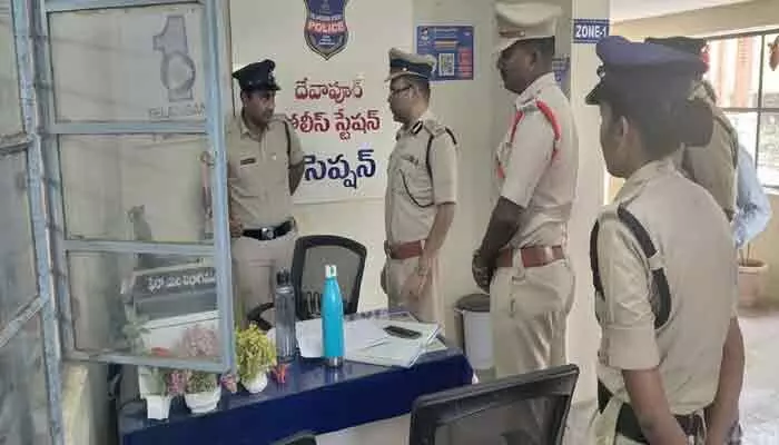 దేవాపూర్ పోలీస్ స్టేషన్ను ఆకస్మికంగా తనిఖీ చేసిన రామగుండం సీపీ దేవాపూర్ పోలీస్ స్టేషన్ను ఆకస్మికంగా తనిఖీ చేసిన రామగుండం సీపీ