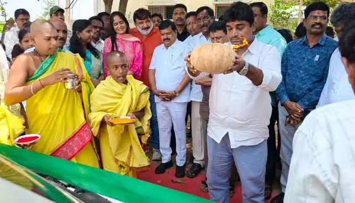 పారిశుద్ధ్య వాహనాలను వినియోగించుకోవాలి: ఎమ్మెల్యే పారిశుద్ధ్య వాహనాలను వినియోగించుకోవాలి: ఎమ్మెల్యే