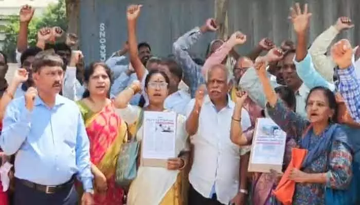 రుద్రారంలో ప్లాట్ యజమానుల ఆందోళన రుద్రారంలో ప్లాట్ యజమానుల ఆందోళన