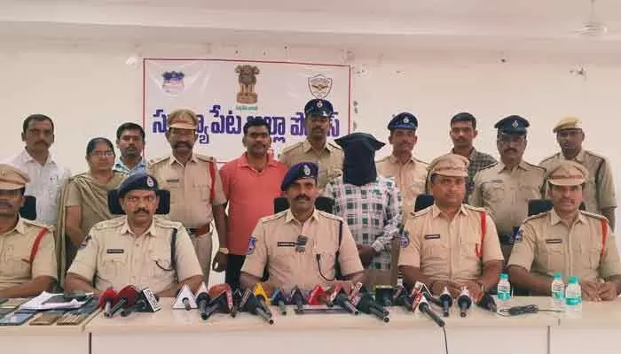 ఫోన్ దొంగల అరెస్ట్.. నగదు-కారు స్వాధీనం ఫోన్ దొంగల అరెస్ట్.. నగదు-కారు స్వాధీనం