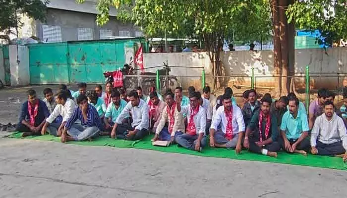 కార్మికులపై కక్ష సాధింపు చర్యలకు పాల్పడుతున్న బిస్లరీ పరిశ్రమ కార్మికులపై కక్ష సాధింపు చర్యలకు పాల్పడుతున్న బిస్లరీ పరిశ్రమ