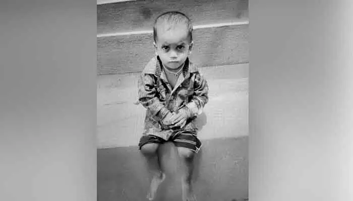 కారు చక్రాల కింద పడి బాలుడు మృతి కారు చక్రాల కింద పడి బాలుడు మృతి