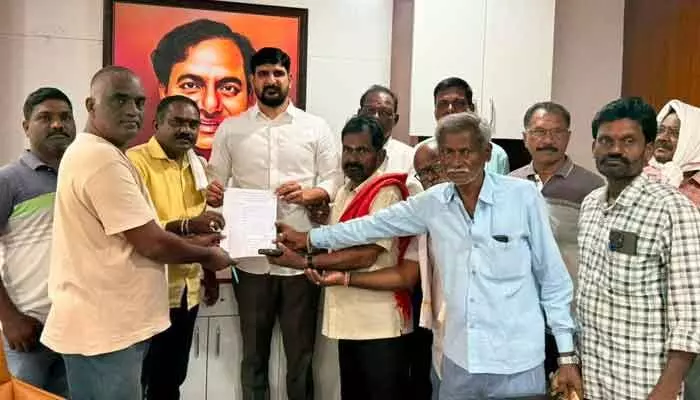 కబ్జాదారుల బారి నుంచి చెరువును రక్షించాలని డిమాండ్... కబ్జాదారుల బారి నుంచి చెరువును రక్షించాలని డిమాండ్...