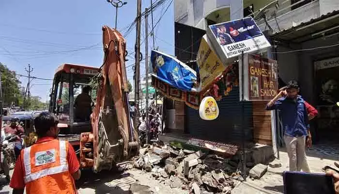 యూసఫ్గూడలో ఫుట్ పాత్ ఆక్రమణల తొలగింపు యూసఫ్గూడలో ఫుట్ పాత్ ఆక్రమణల తొలగింపు
