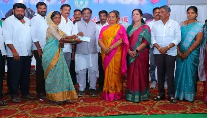 ఆర్థిక ఇబ్బందులున్నా.. ఆరు గ్యారెంటీలు అమలు చేస్తున్నాం : మంత్రి వివేక్ ఆర్థిక ఇబ్బందులున్నా.. ఆరు గ్యారెంటీలు అమలు చేస్తున్నాం : మంత్రి వివేక్