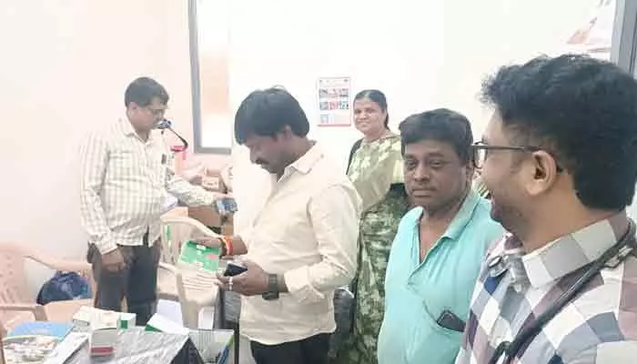 పీహెచ్సీలో డీఎంహెచ్ఓ ఆకస్మిక తనిఖీ.. వైద్య సేవల మెరుగుదల పై సూచనలు పీహెచ్సీలో డీఎంహెచ్ఓ ఆకస్మిక తనిఖీ.. వైద్య సేవల మెరుగుదల పై సూచనలు