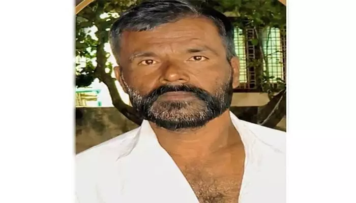 గుర్తు తెలియని వాహనం ఢీకొని రైతు మృతి గుర్తు తెలియని వాహనం ఢీకొని రైతు మృతి