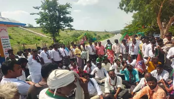 అనుమతులు లేకుండా రోడ్డుపై బైఠాయింపు అనుమతులు లేకుండా రోడ్డుపై బైఠాయింపు