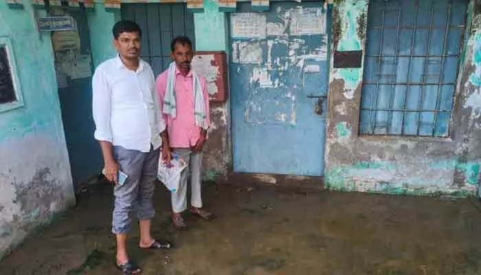 వర్షానికి జలమయమైన విద్యాధికారి కార్యాలయం.. తడిసి ముద్దైన పాఠశాల పుస్తకాలు వర్షానికి జలమయమైన విద్యాధికారి కార్యాలయం.. తడిసి ముద్దైన పాఠశాల పుస్తకాలు
