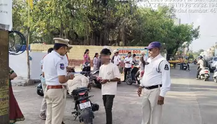 మైనర్లకు వాహనాలు ఇచ్చే వారి పై కఠిన చర్యలు.. మల్కాజ్గిరి ట్రాఫిక్ పోలీసుల హెచ్చరిక మైనర్లకు వాహనాలు ఇచ్చే వారి పై కఠిన చర్యలు.. మల్కాజ్గిరి ట్రాఫిక్ పోలీసుల హెచ్చరిక