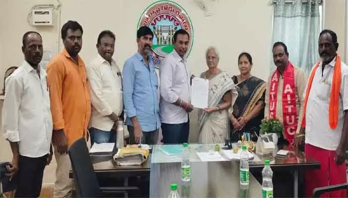 ఆర్టీసీ ని ప్రభుత్వంలో విలీనం చేయాలి : సురవరం సతీమణి విజయలక్ష్మి ఆర్టీసీ ని ప్రభుత్వంలో విలీనం చేయాలి : సురవరం సతీమణి విజయలక్ష్మి