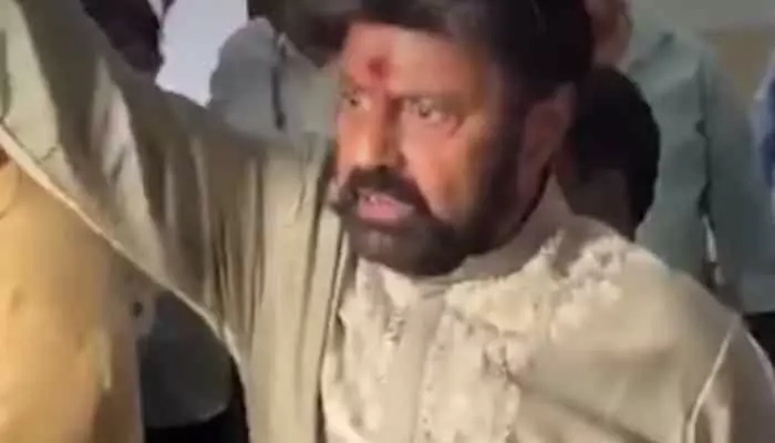 కోపంతో ఊగిపోయిన బాలయ్య...వీడియో వైరల్ కోపంతో ఊగిపోయిన బాలయ్య...వీడియో వైరల్