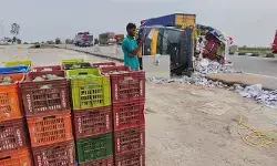 జల్లాపురం స్టేజ్ వద్ద ప్రమాదం.. మామిడిపండ్ల వాహనం బోల్తా జల్లాపురం స్టేజ్ వద్ద ప్రమాదం.. మామిడిపండ్ల వాహనం బోల్తా