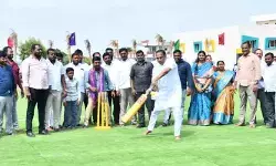 మేడ్చల్లో CMR స్కూల్ను ప్రారంభించిన మల్లారెడ్డి.. క్రికెట్ ఆడి సందడి! మేడ్చల్లో CMR స్కూల్ను ప్రారంభించిన మల్లారెడ్డి.. క్రికెట్ ఆడి సందడి!