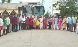 రోడ్డెక్కిన విద్యార్థులు, ఉద్యోగులు.. బస్సు సర్వీసు నిలిపివేతపై నిరసన