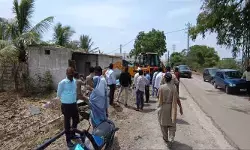 రోడ్డు ఆక్రమిస్తే ఉపేక్షించం.. అక్రమ నిర్మాణాల కూల్చివేత రోడ్డు ఆక్రమిస్తే ఉపేక్షించం.. అక్రమ నిర్మాణాల కూల్చివేత